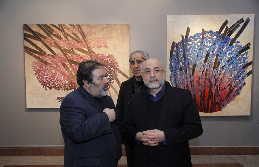 بازدید علی مرادخانی از نمایشگاه تجسمی فجر